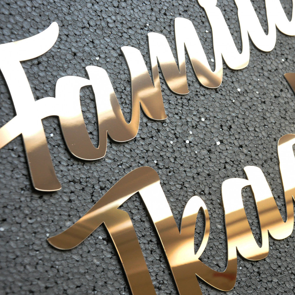 напис із дзеркального пластику